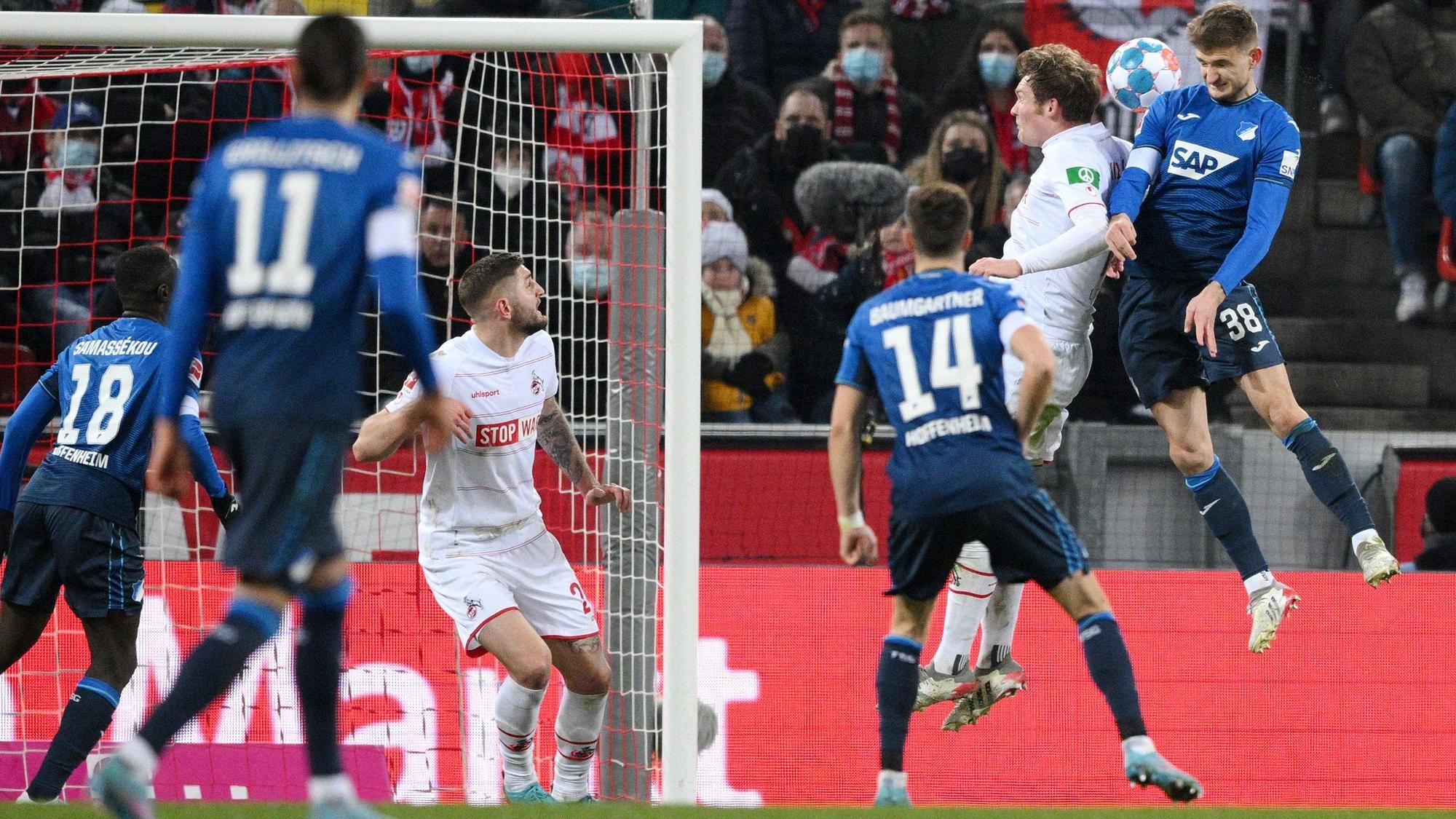 Stefan Posch köpft die TSG Hoffenheim zur Führung beim 1. FC Köln.