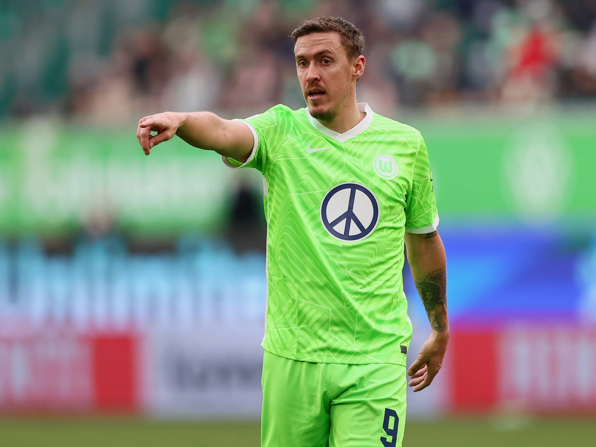 Max Kruse dirigiert seine Mitspieler im Trikot des VfL Wolfsburg.