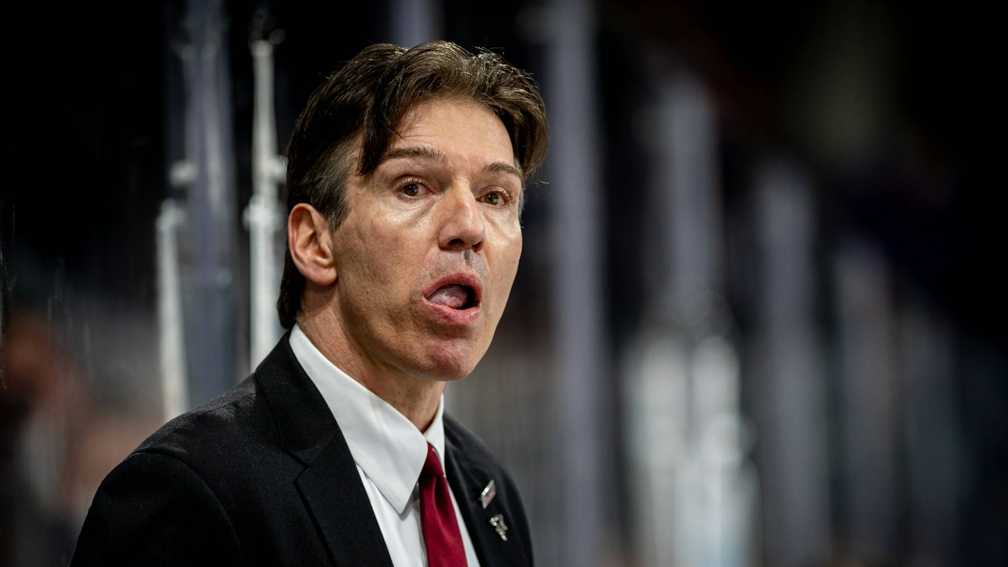 Uwe Krupp steht hinter der Bande