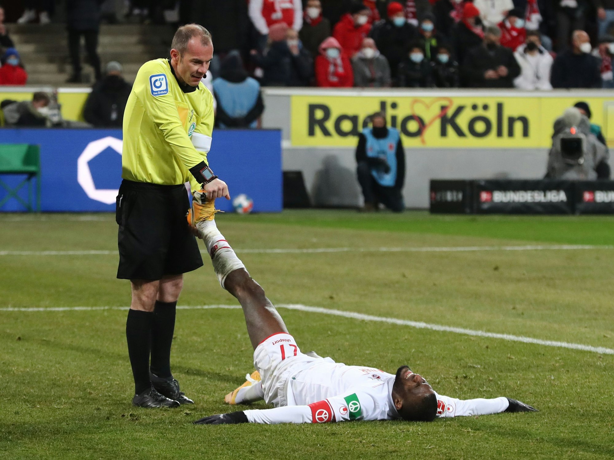 Schiedsrichter Marco Fritz hilft Anthony Modeste während des Bundesliga-Spiels 1. FC Köln gegen TSG Hoffenheim bei einem Krampf.