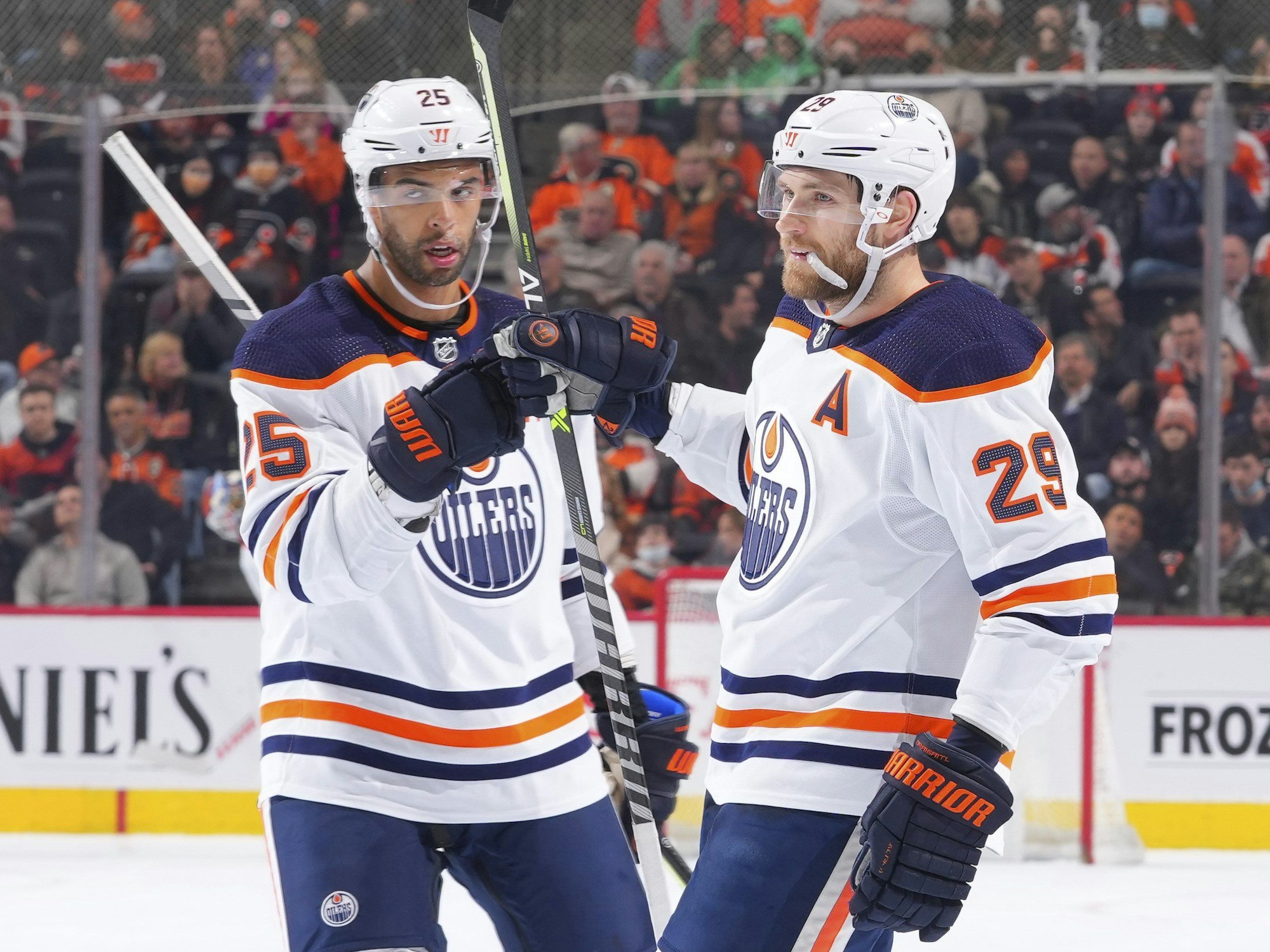 Leon Draisaitl nach einem Tor gegen die Philadelphia Flyers.