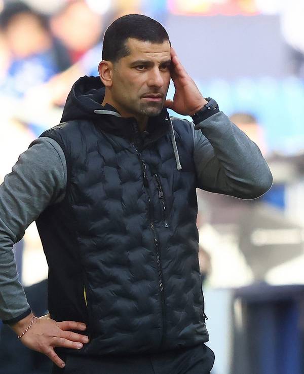 Dimitrios Grammozis steht bei Schalke 04 am Spielfeldrand