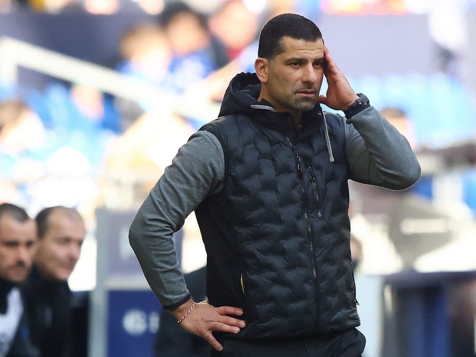 Dimitrios Grammozis steht bei Schalke 04 am Spielfeldrand