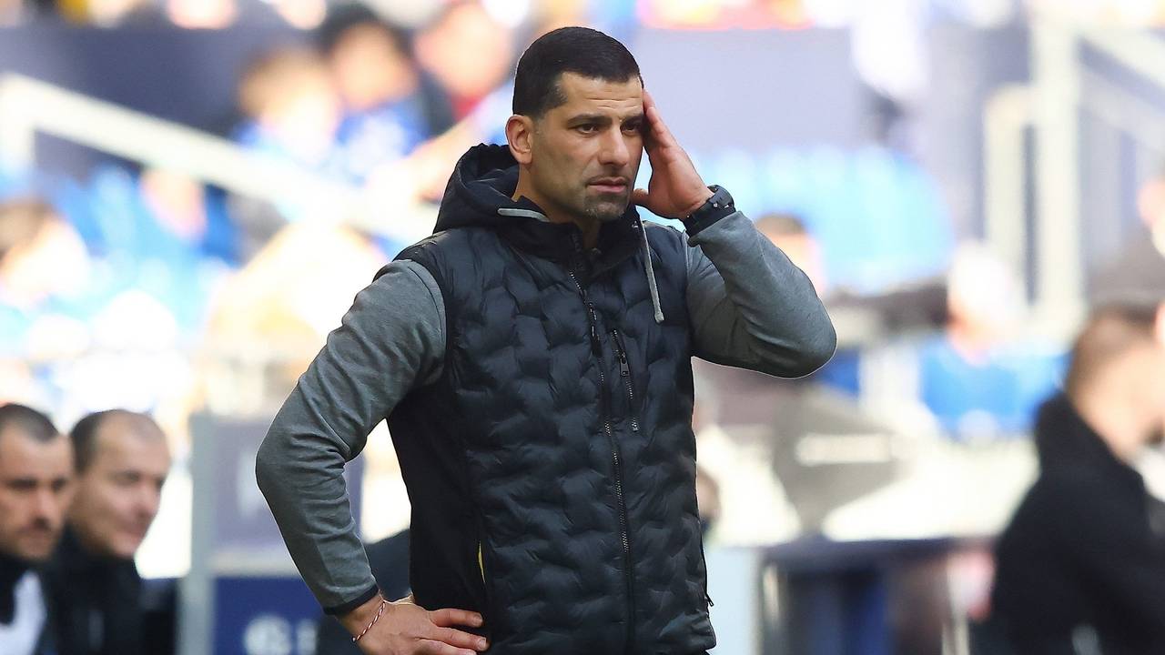 Dimitrios Grammozis steht bei Schalke 04 am Spielfeldrand