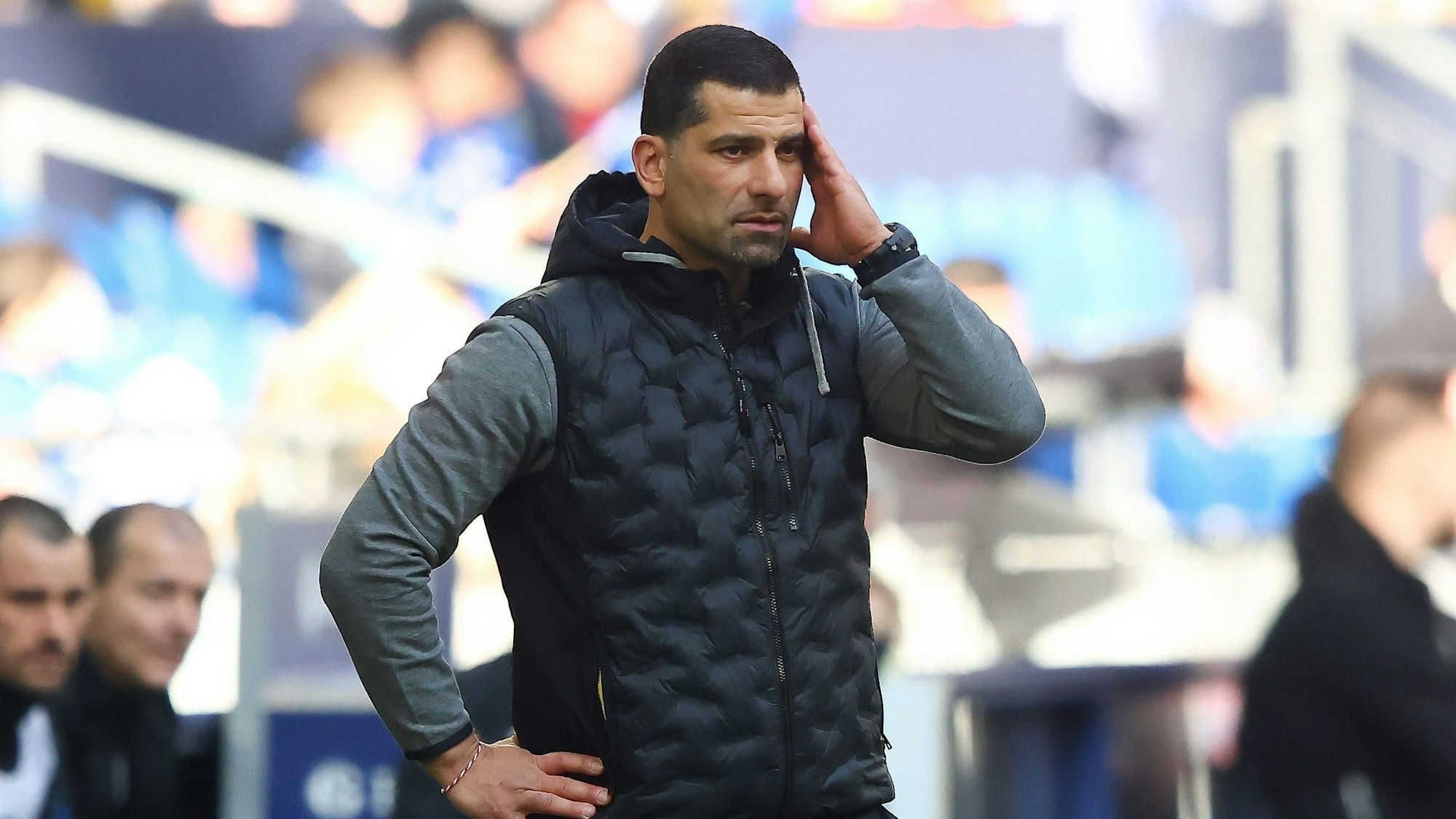 Dimitrios Grammozis steht bei Schalke 04 am Spielfeldrand