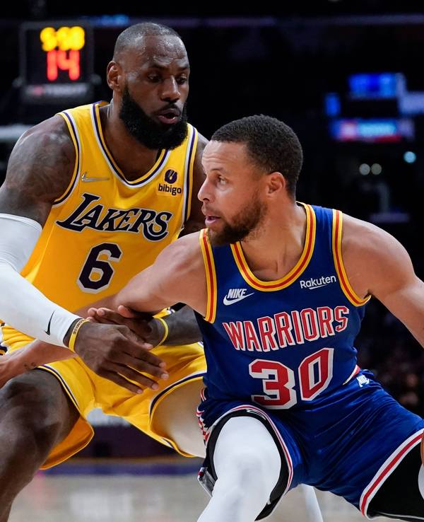 LeBron James von den Los Angeles Lakers verteidigt gegen Stephen Curry im NBA-Spiel gegen die Golden State Warriors