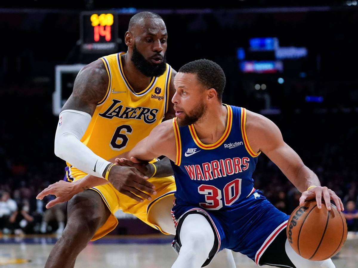 LeBron James von den Los Angeles Lakers verteidigt gegen Stephen Curry im NBA-Spiel gegen die Golden State Warriors