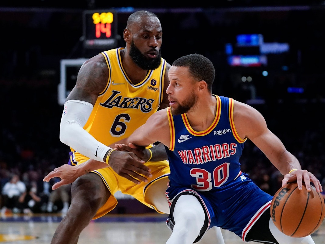 LeBron James von den Los Angeles Lakers verteidigt gegen Stephen Curry im NBA-Spiel gegen die Golden State Warriors