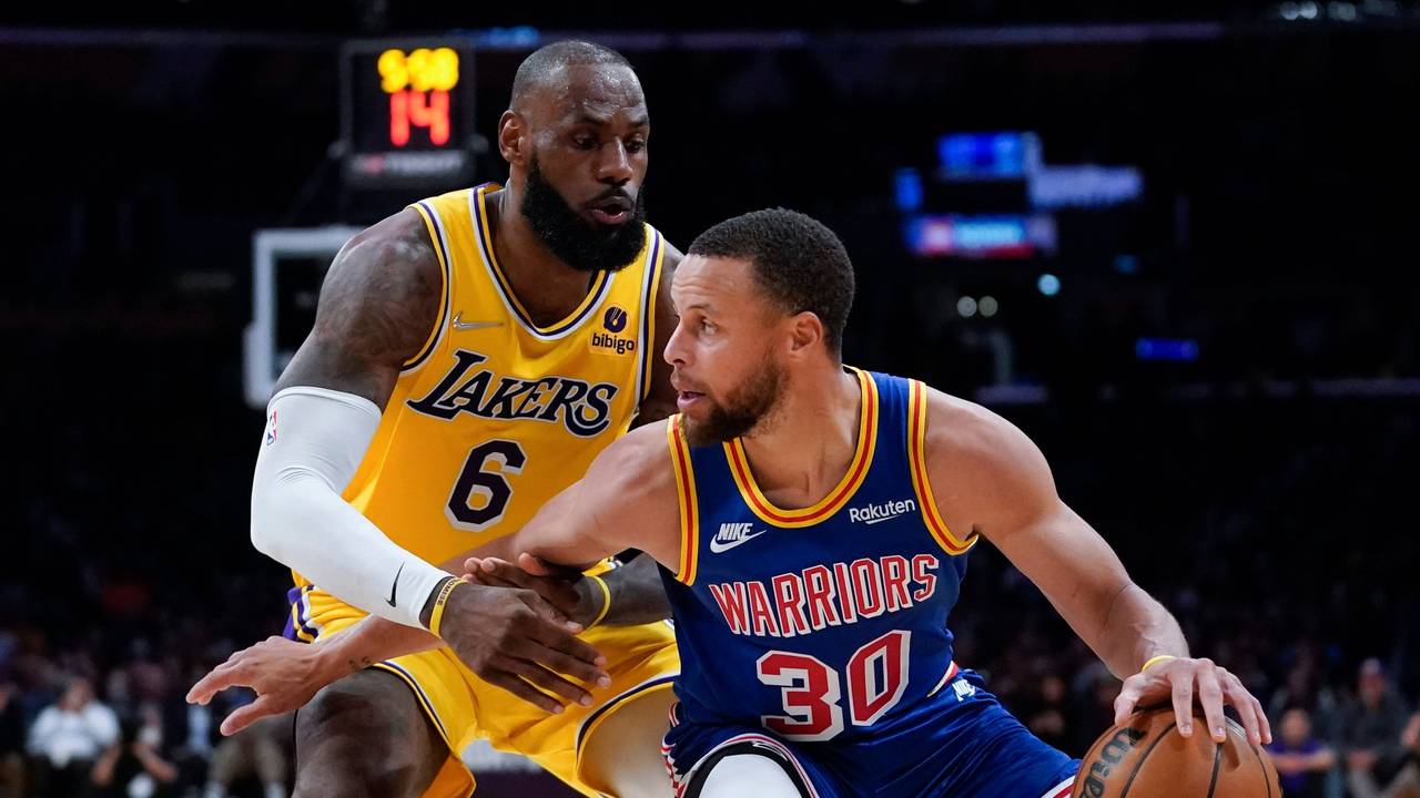 LeBron James von den Los Angeles Lakers verteidigt gegen Stephen Curry im NBA-Spiel gegen die Golden State Warriors