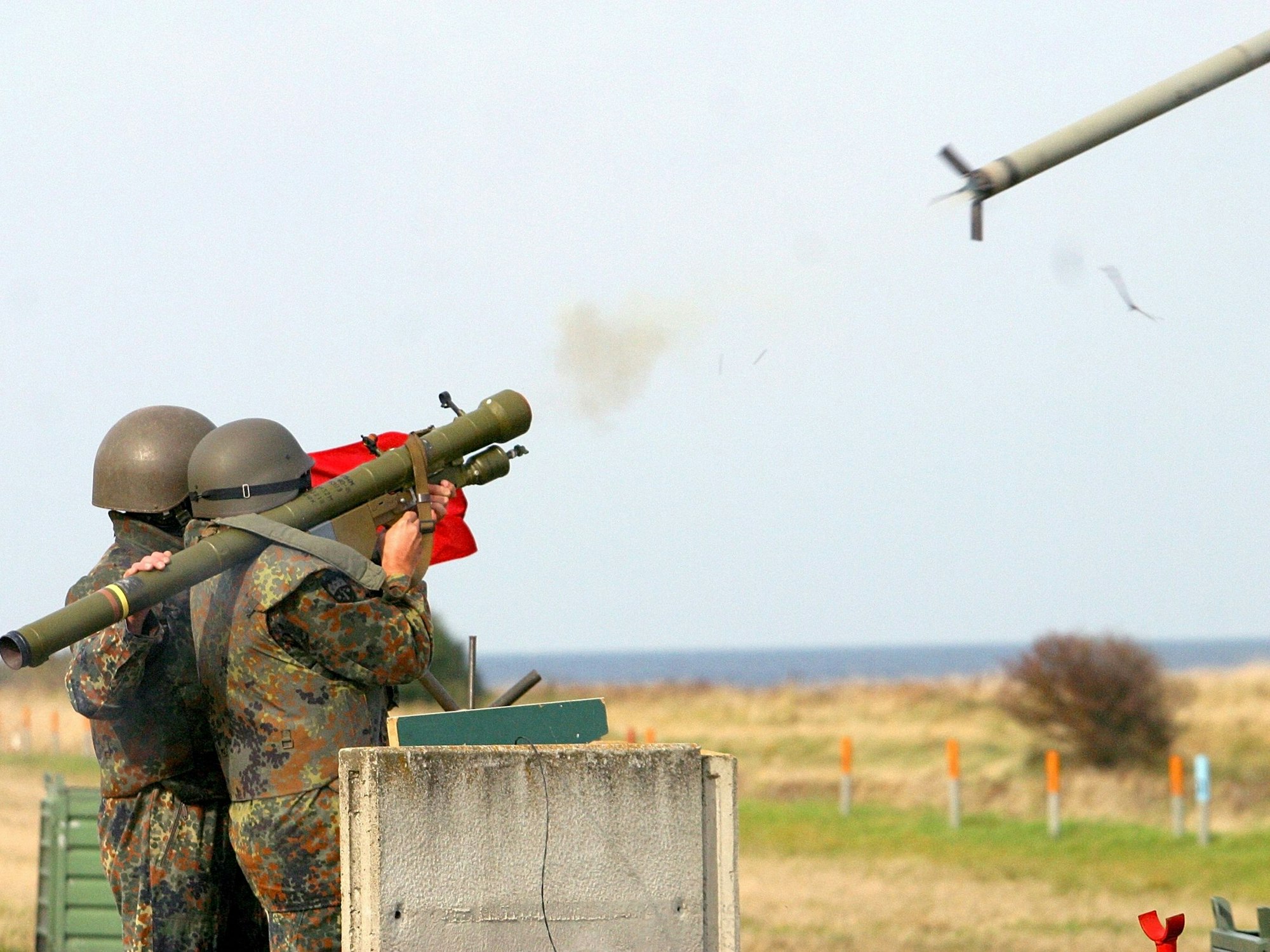Das Archivbild aus dem Jahr 2004 zeigt Reservisten der Bundeswehr, die mit der Fliegerfaust „Strela“ üben.