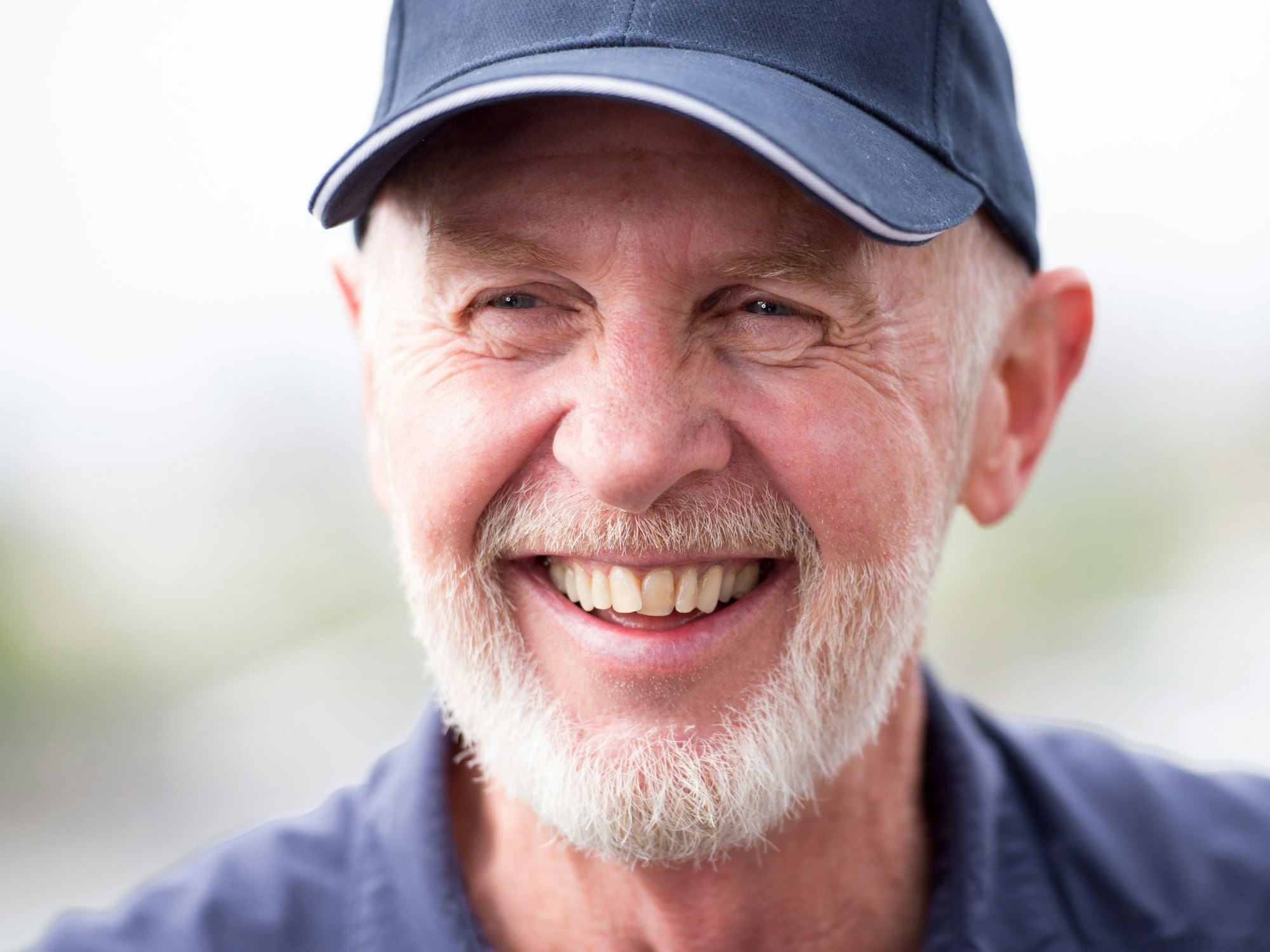 Dr. Bob im Juli 2015 bei den Dreharbeiten zu „Ich bin ein Star – Holt mich hier raus!“, lächelt in die Kamera.