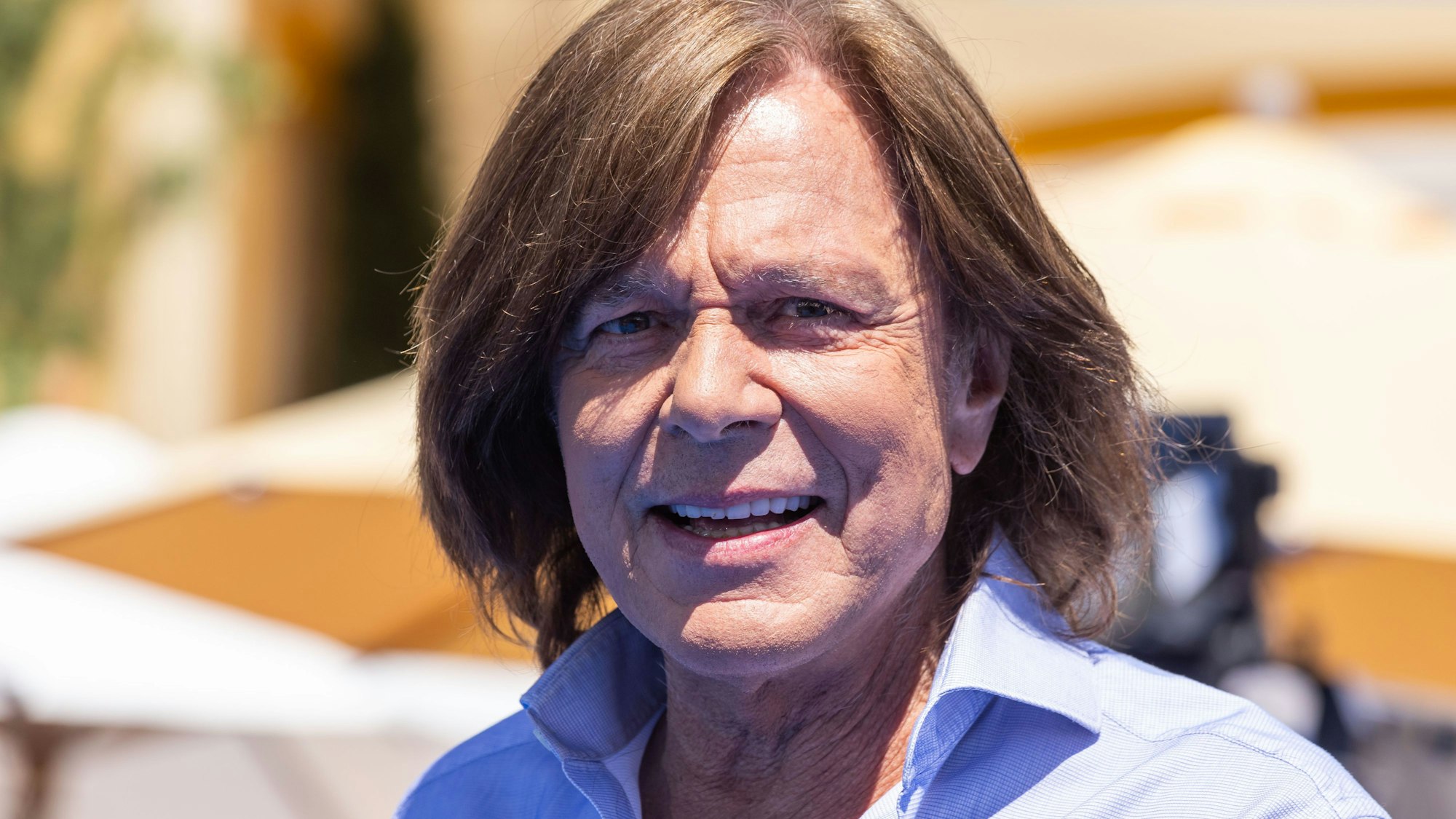 Jürgen Drews lächelt in die Kamera.