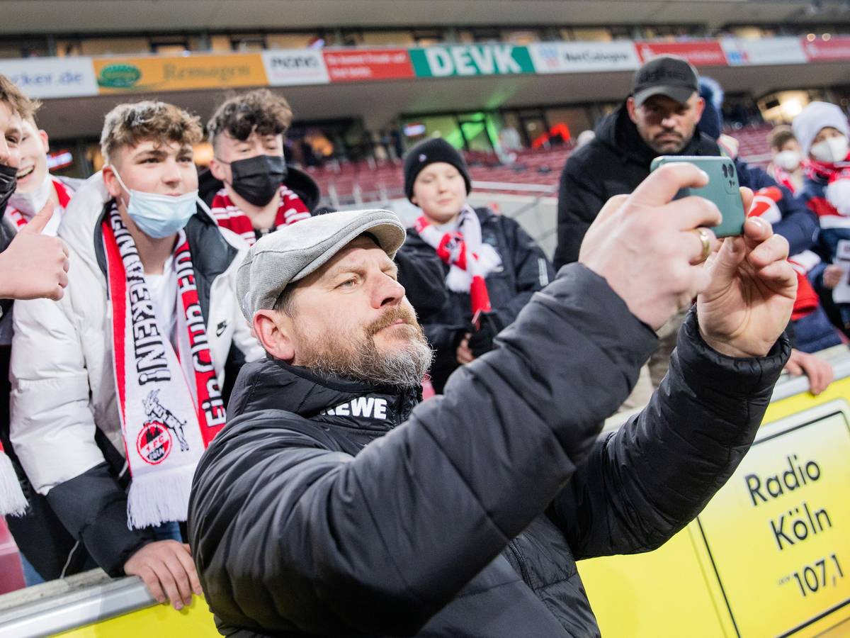 Kölns Trainer Steffen Baumgart macht nach dem Spiel ein Selfie mit den Fans.