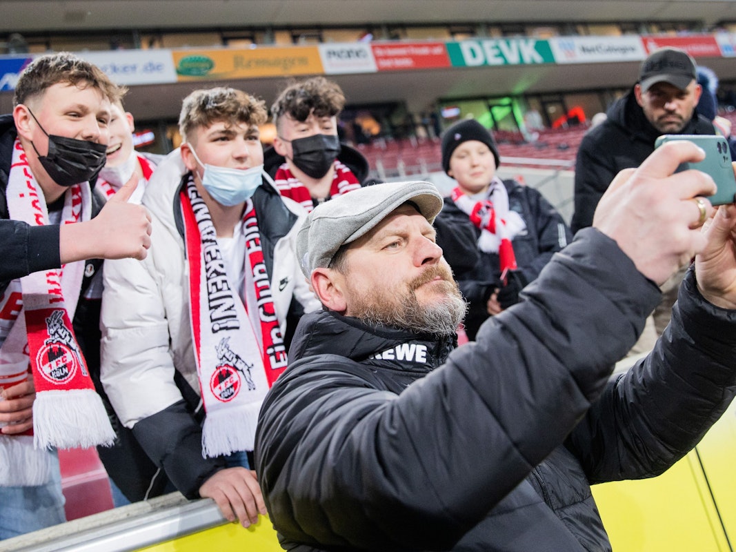 Kölns Trainer Steffen Baumgart macht nach dem Spiel ein Selfie mit den Fans.