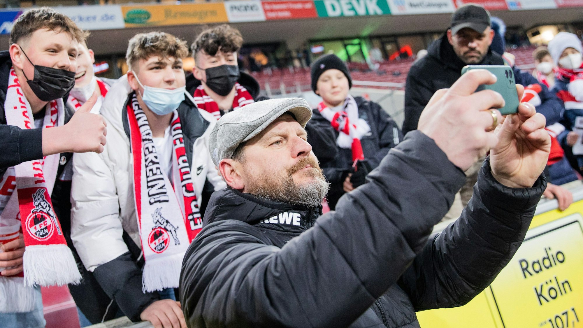Kölns Trainer Steffen Baumgart macht nach dem Spiel ein Selfie mit den Fans.
