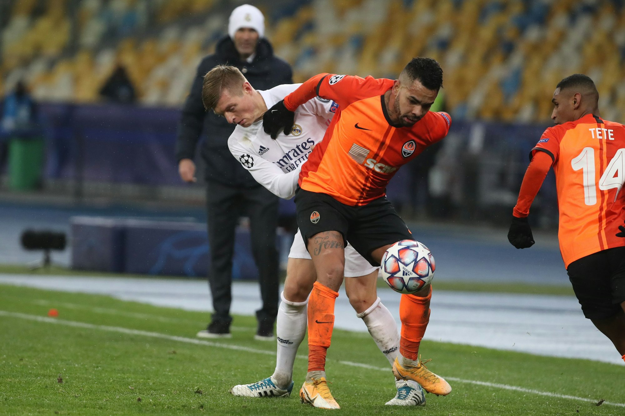 Toni Kroos (l) von Real Madrid im Zweikampf mit Dodo von Schachtjor Donezk.