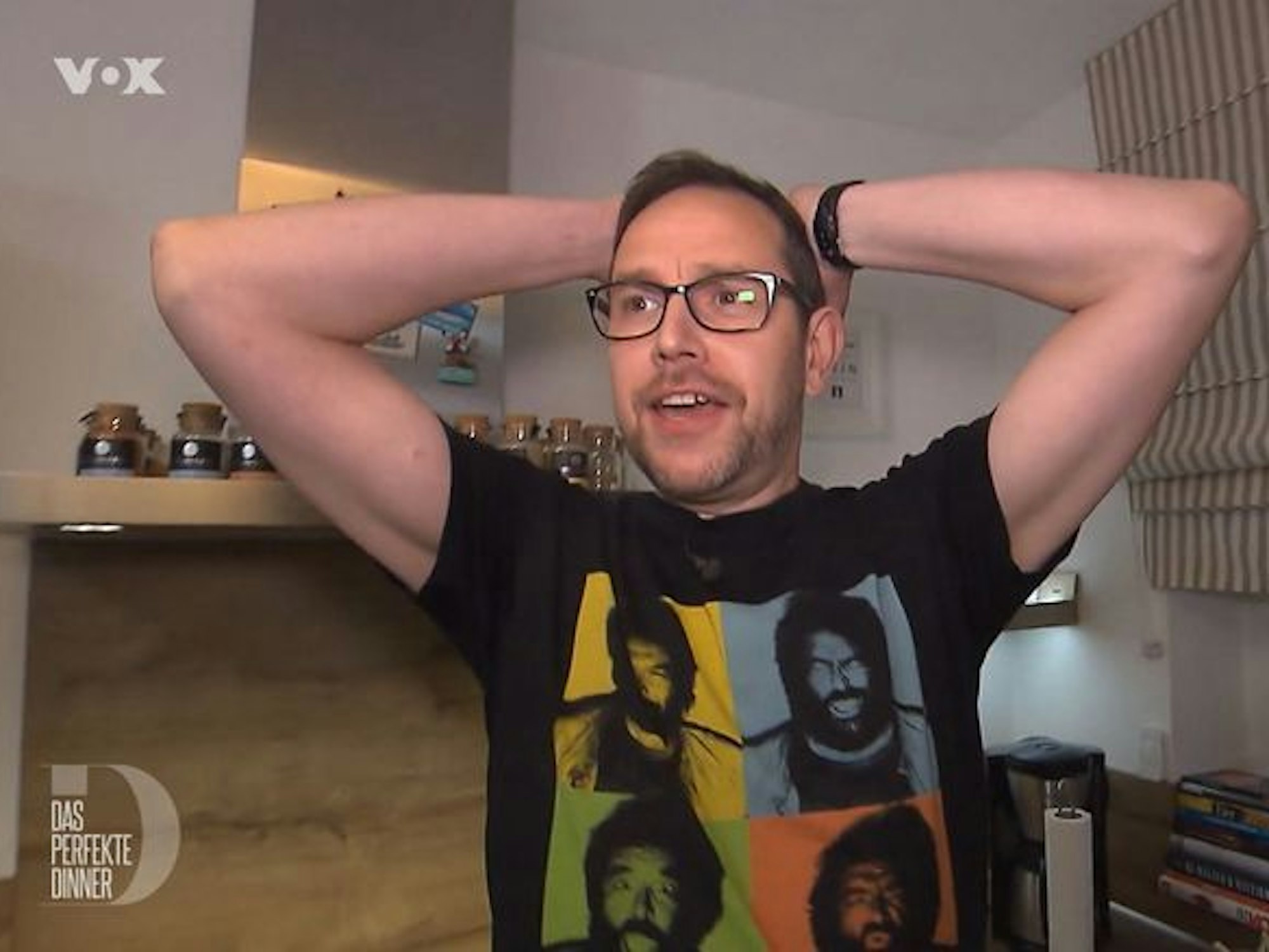 Andreas (45) aus Bielefeld ist vor lauter Nervosität der Baguette-Teig misslungen. Er fasst sich mit den Händen an den Kopf.