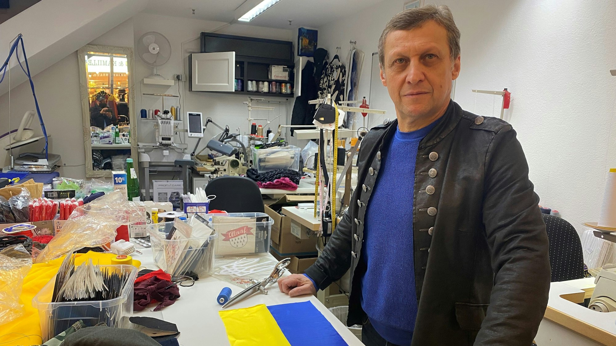 Michail Varshavskyy lebt als Ukrainer in Köln, hier in seinem Laden auf der Breite Straße.