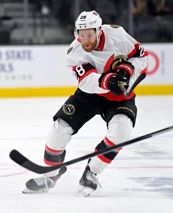 Eishockey-Profi Tim Stützle in Aktion.