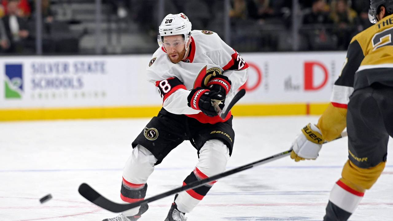 Eishockey-Profi Tim Stützle in Aktion.