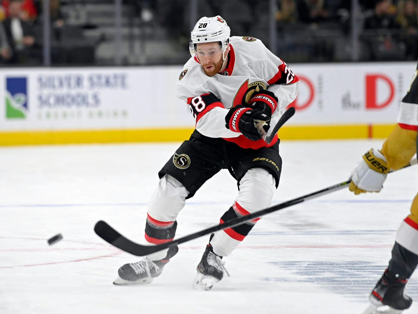 Eishockey-Profi Tim Stützle in Aktion.