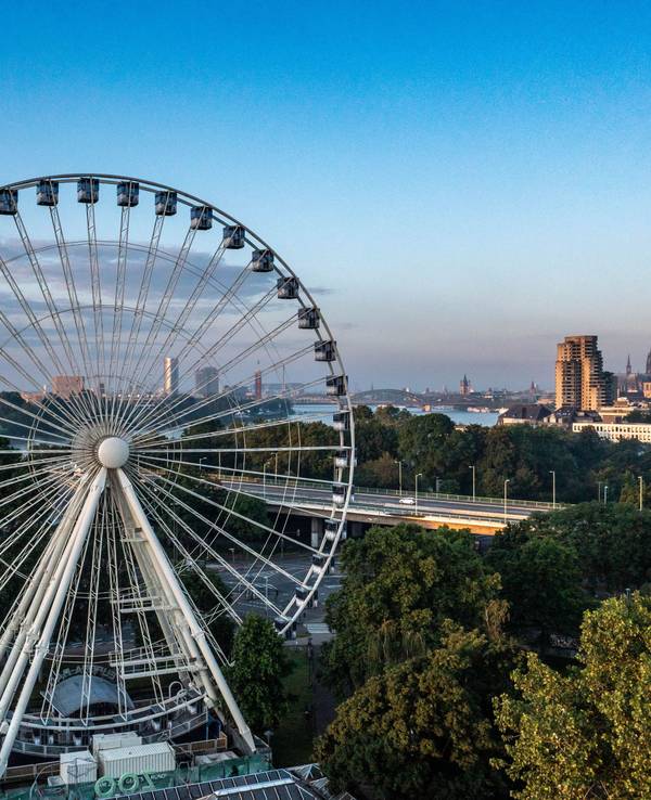 Das Riesenrad am Zoo vor der Kulisse Kölns.