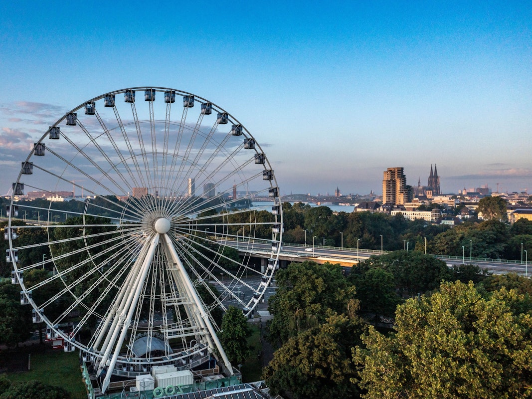Das Riesenrad am Zoo vor der Kulisse Kölns.