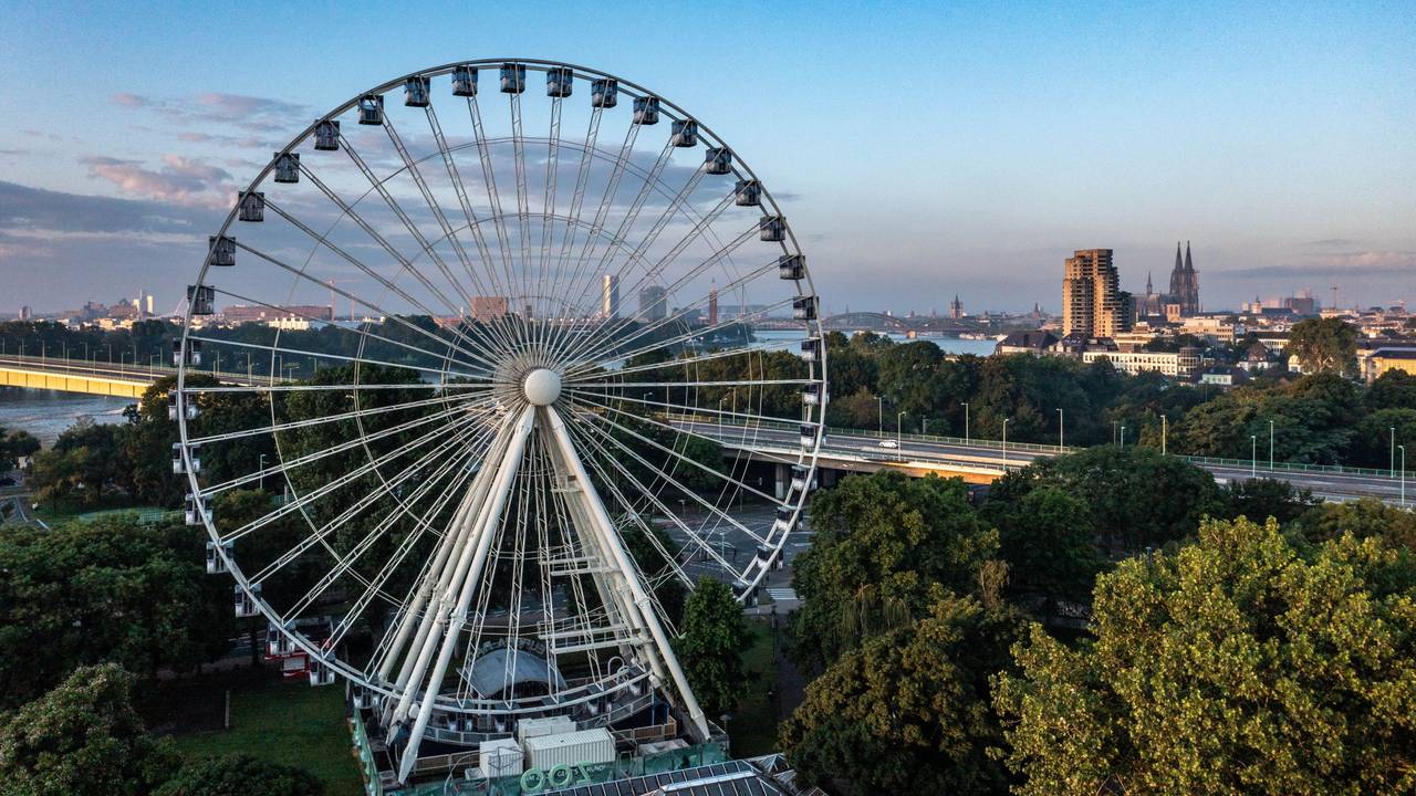 Das Riesenrad am Zoo vor der Kulisse Kölns.