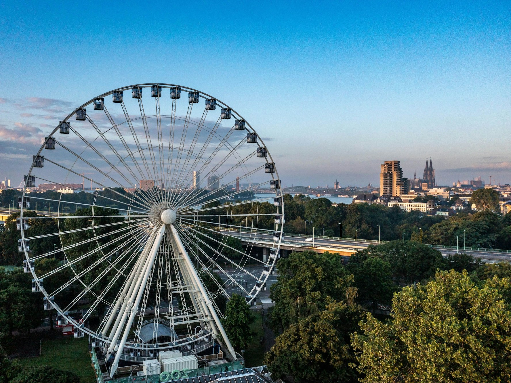 Das Riesenrad am Zoo vor der Kulisse Kölns.