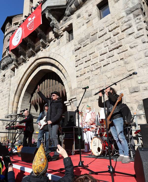 Brings auf der Bühne bei der Friedensdemo in Köln an Rosenmontag.