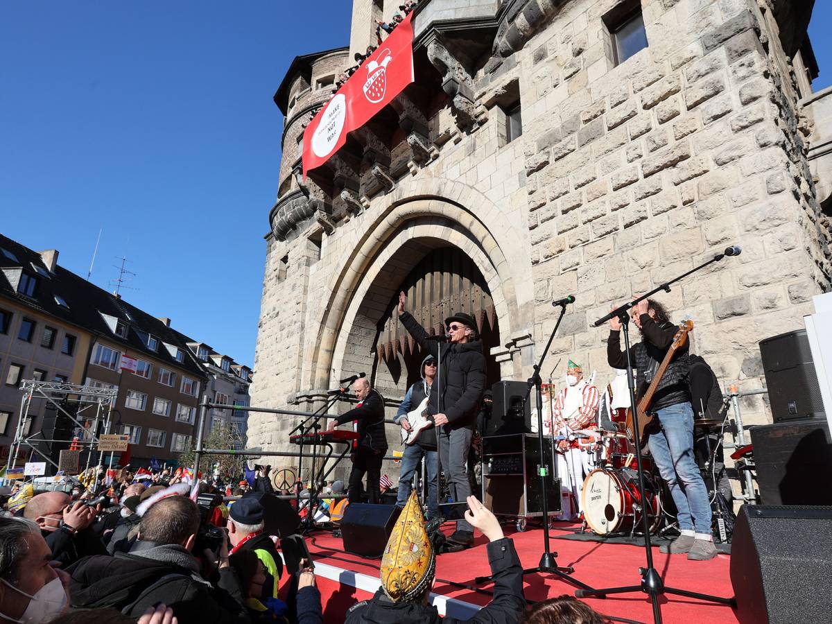 Brings auf der Bühne bei der Friedensdemo in Köln an Rosenmontag.