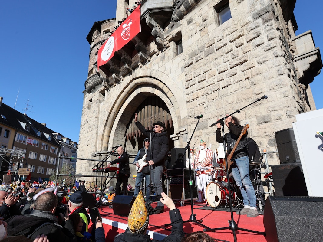 Brings auf der Bühne bei der Friedensdemo in Köln an Rosenmontag.