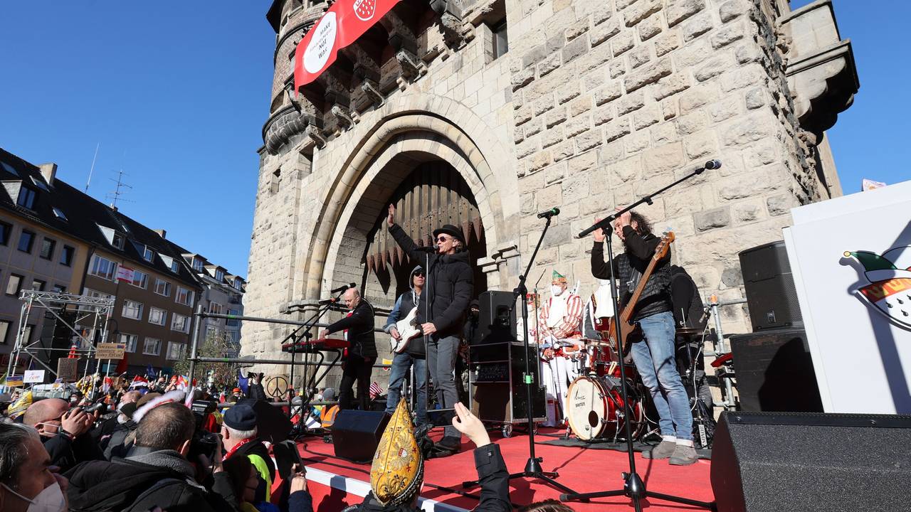 Brings auf der Bühne bei der Friedensdemo in Köln an Rosenmontag.