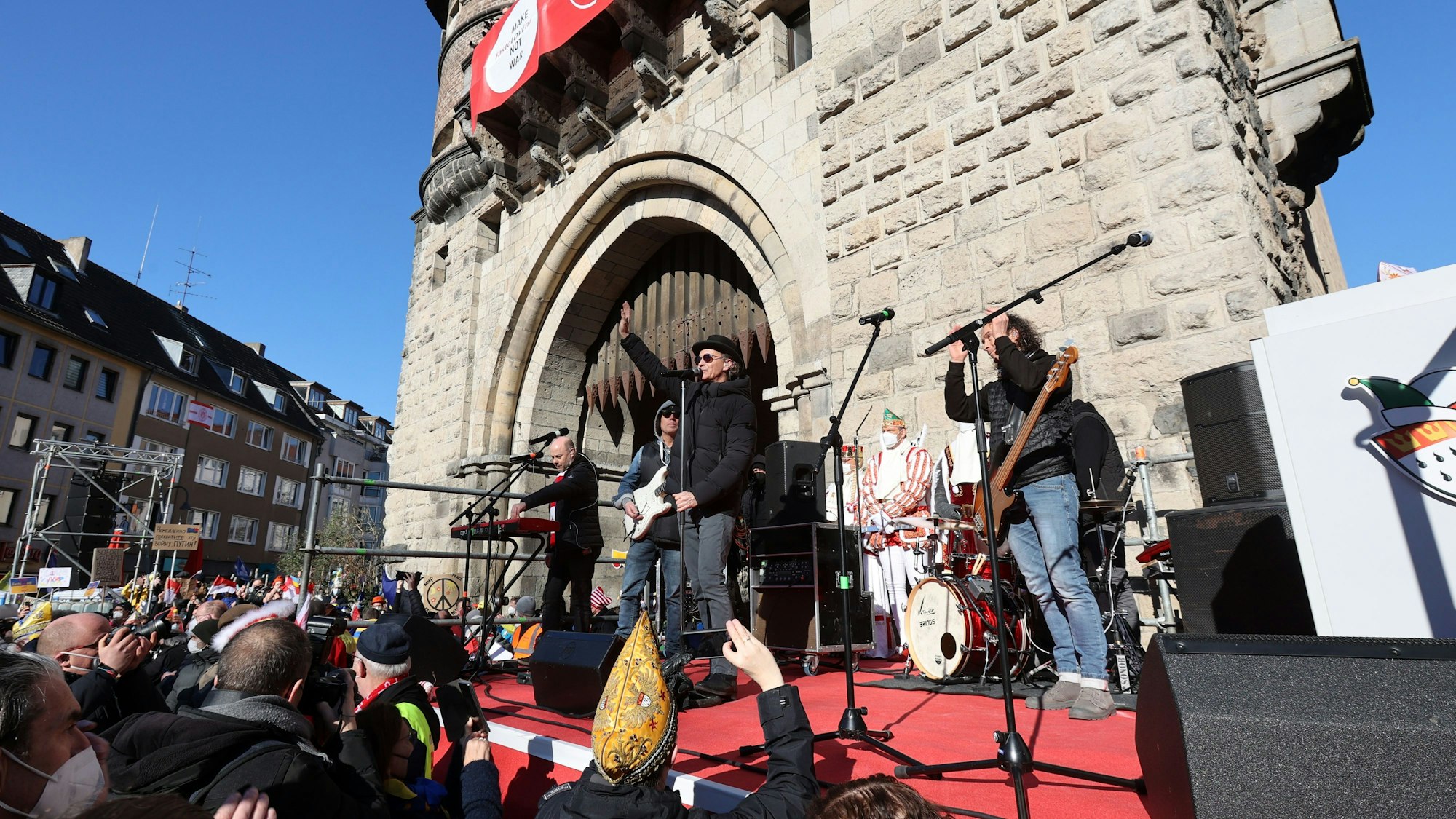 Brings auf der Bühne bei der Friedensdemo in Köln an Rosenmontag.