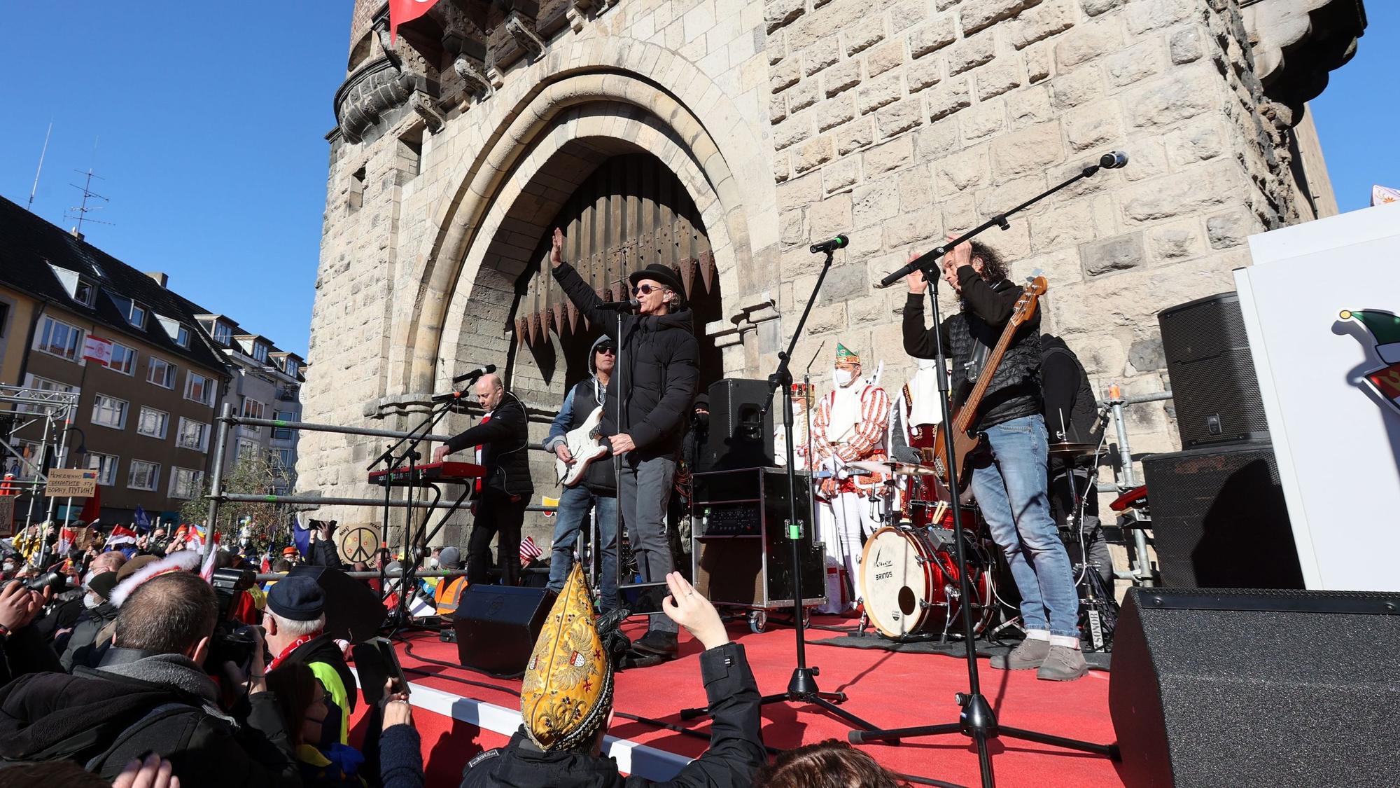 Brings auf der Bühne bei der Friedensdemo in Köln an Rosenmontag.