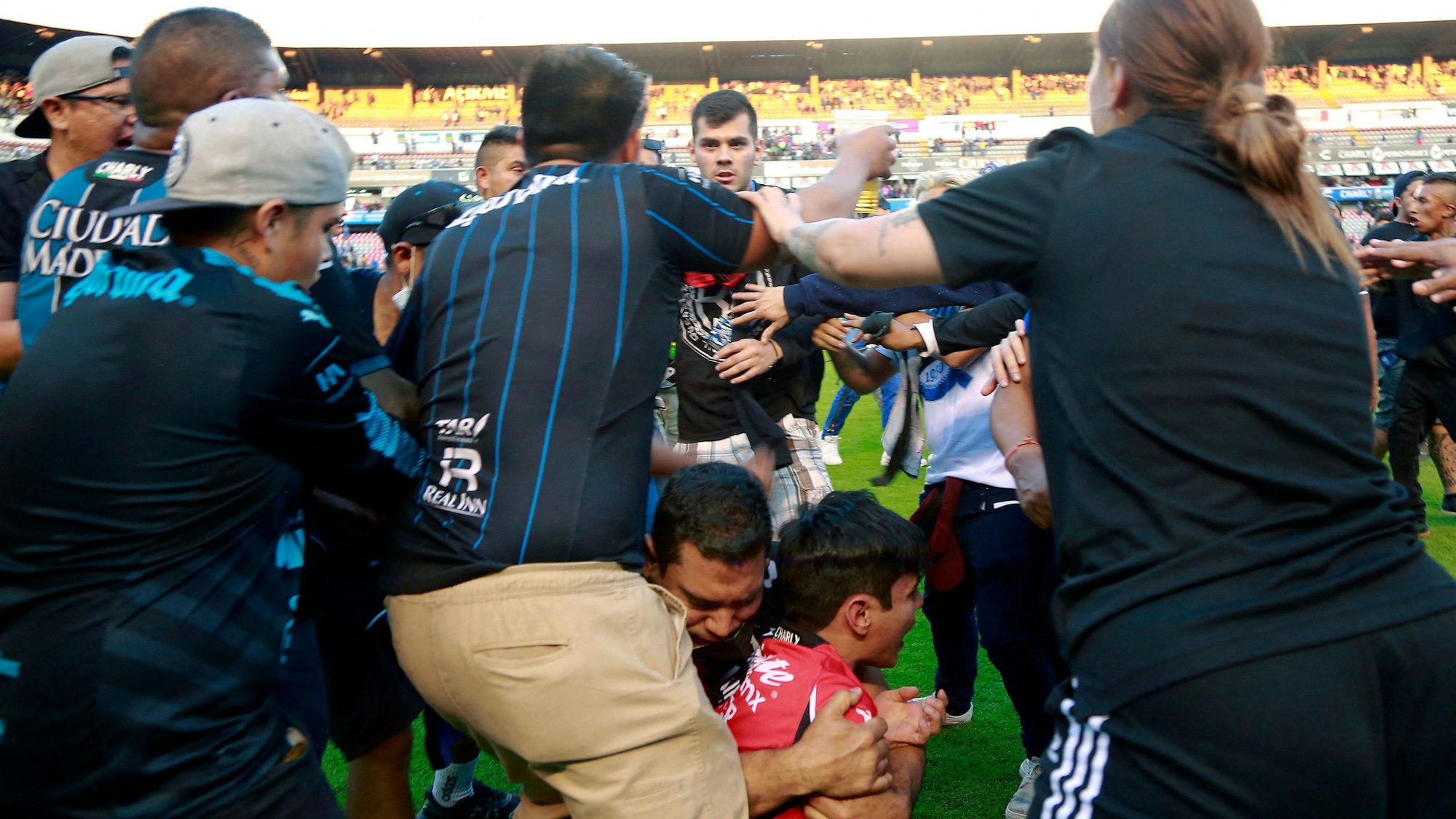 Fans von Querétaro attackiern Fans von Atlas Guadalajara im Fußball-Stadion in Mexiko