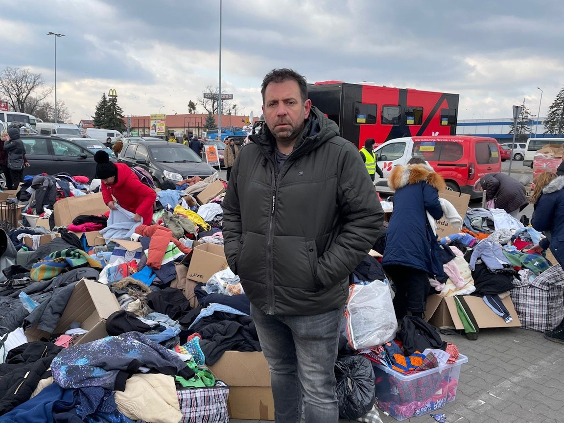 Ikke Hüftgold am 7. März 2022 an der polnisch-ukrainischen Grenze, wo Kleidung, Essen und andere Hilfsgüter für ukrainische Flüchtlinge bereitstehen. Hüftgold alias Matthias Distel will mit seiner Stiftung „Summerfield Kids Foundation“ Hunderte ukrainische Flüchtlinge nach Deutschland holen und in sichere Obhut vermitteln.