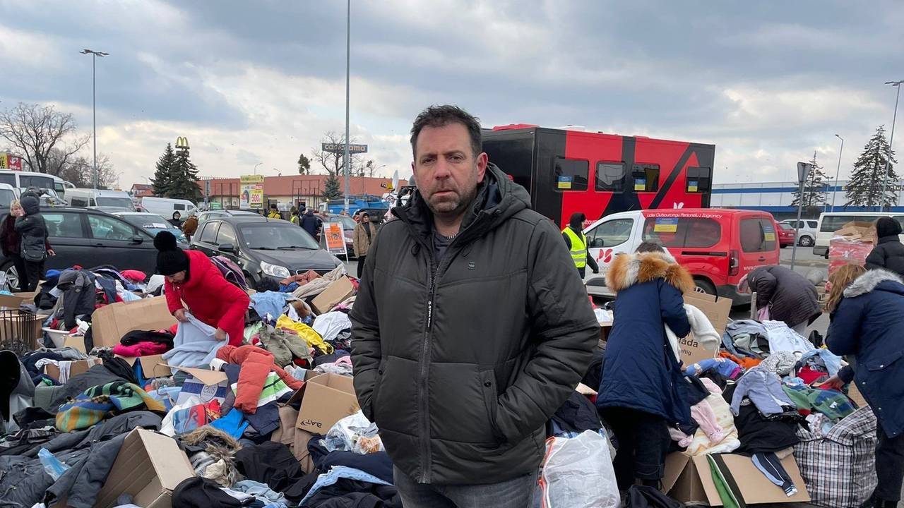 Ikke Hüftgold am 7. März 2022 an der polnisch-ukrainischen Grenze, wo Kleidung, Essen und andere Hilfsgüter für ukrainische Flüchtlinge bereitstehen. Hüftgold alias Matthias Distel will mit seiner Stiftung „Summerfield Kids Foundation“ Hunderte ukrainische Flüchtlinge nach Deutschland holen und in sichere Obhut vermitteln.