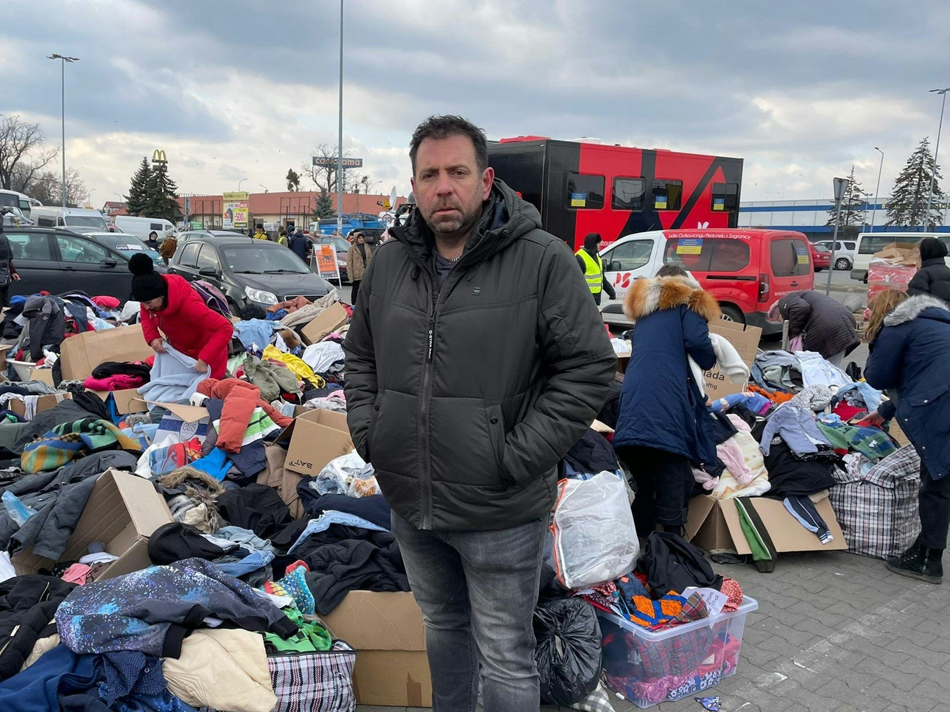 Ikke Hüftgold am 7. März 2022 an der polnisch-ukrainischen Grenze, wo Kleidung, Essen und andere Hilfsgüter für ukrainische Flüchtlinge bereitstehen. Hüftgold alias Matthias Distel will mit seiner Stiftung „Summerfield Kids Foundation“ Hunderte ukrainische Flüchtlinge nach Deutschland holen und in sichere Obhut vermitteln.