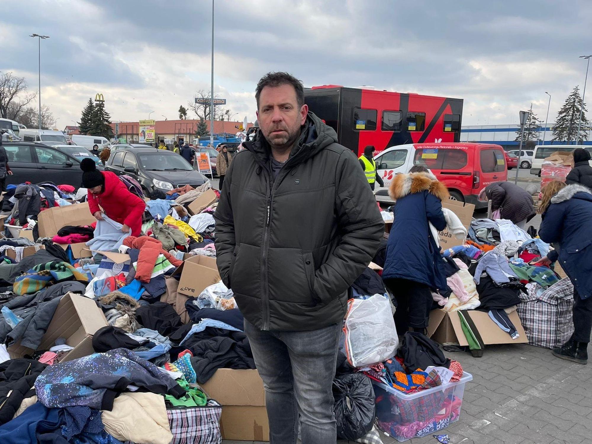 Ikke Hüftgold am 7. März 2022 an der polnisch-ukrainischen Grenze, wo Kleidung, Essen und andere Hilfsgüter für ukrainische Flüchtlinge bereitstehen. Hüftgold alias Matthias Distel will mit seiner Stiftung „Summerfield Kids Foundation“ Hunderte ukrainische Flüchtlinge nach Deutschland holen und in sichere Obhut vermitteln.