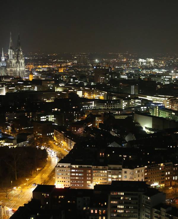 Die Kölner Innenstadt aus der Luft – hier ein Foto vom 18. Februar 2013. In den nächsten Tagen werden Spezialflüge der RheinEnergie über Köln stattfinden.