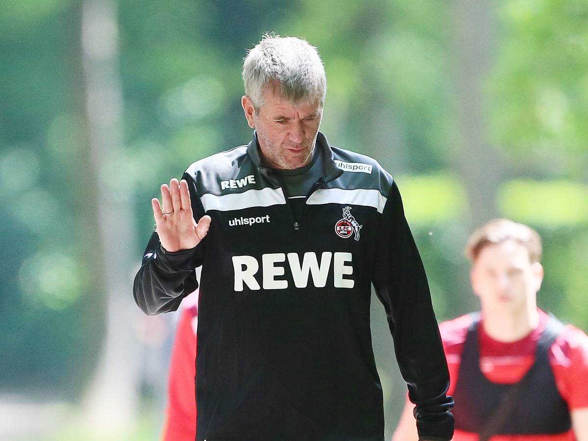 Friedhelm Funkel grüßt auf dem Weg zum Training.