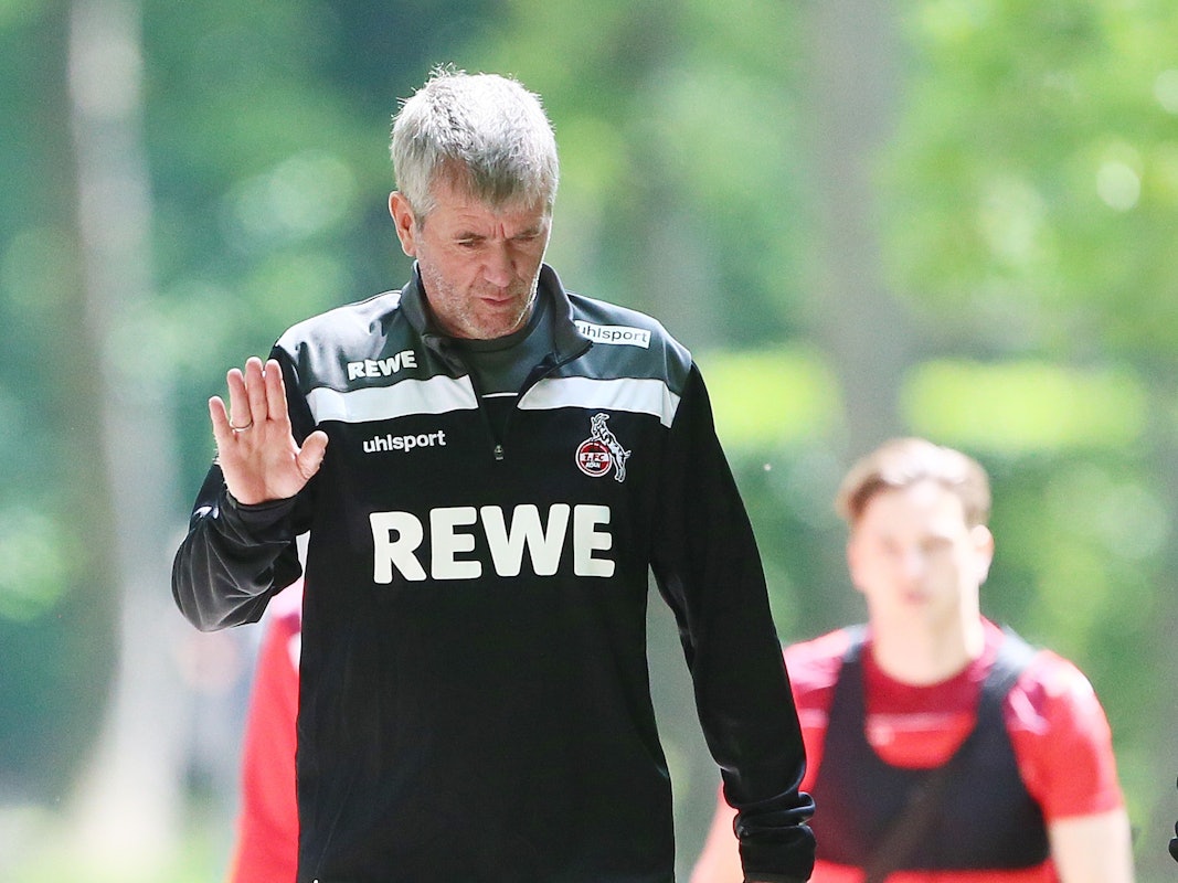 Friedhelm Funkel grüßt auf dem Weg zum Training.