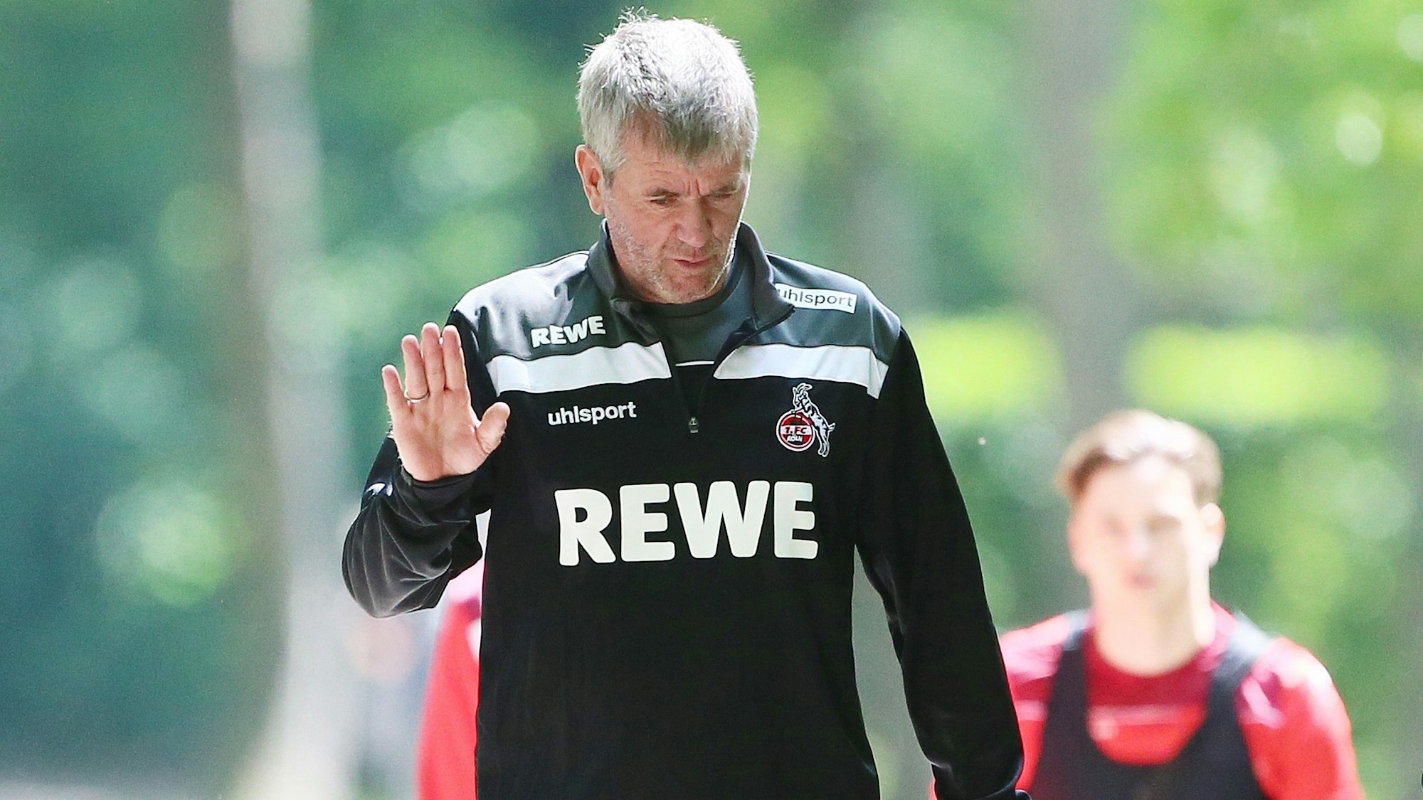 Friedhelm Funkel grüßt auf dem Weg zum Training.