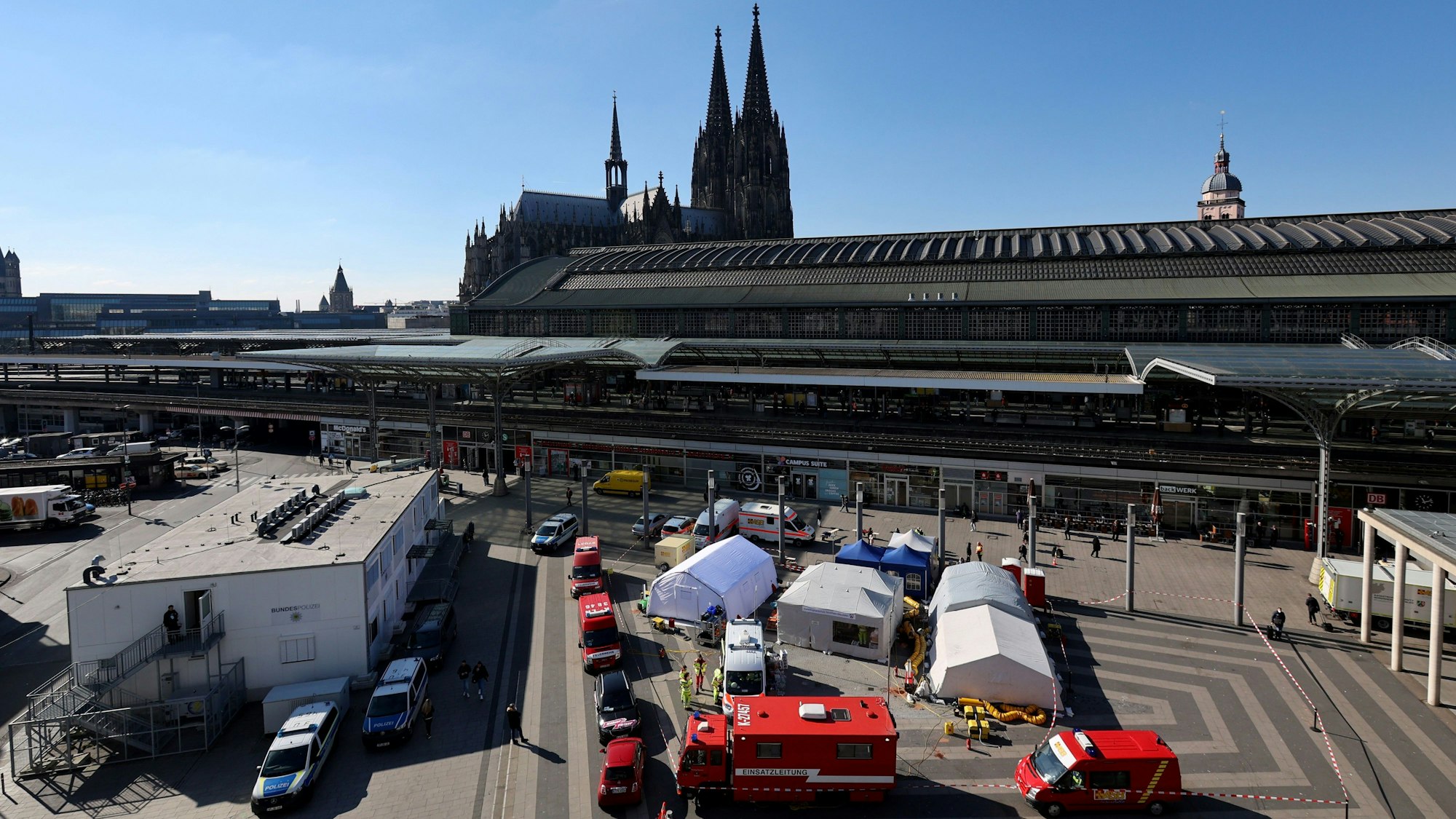 Zelte der Anlaufstelle für Geflüchtete aus der Ukraine am Kölner Hauptbahnhof