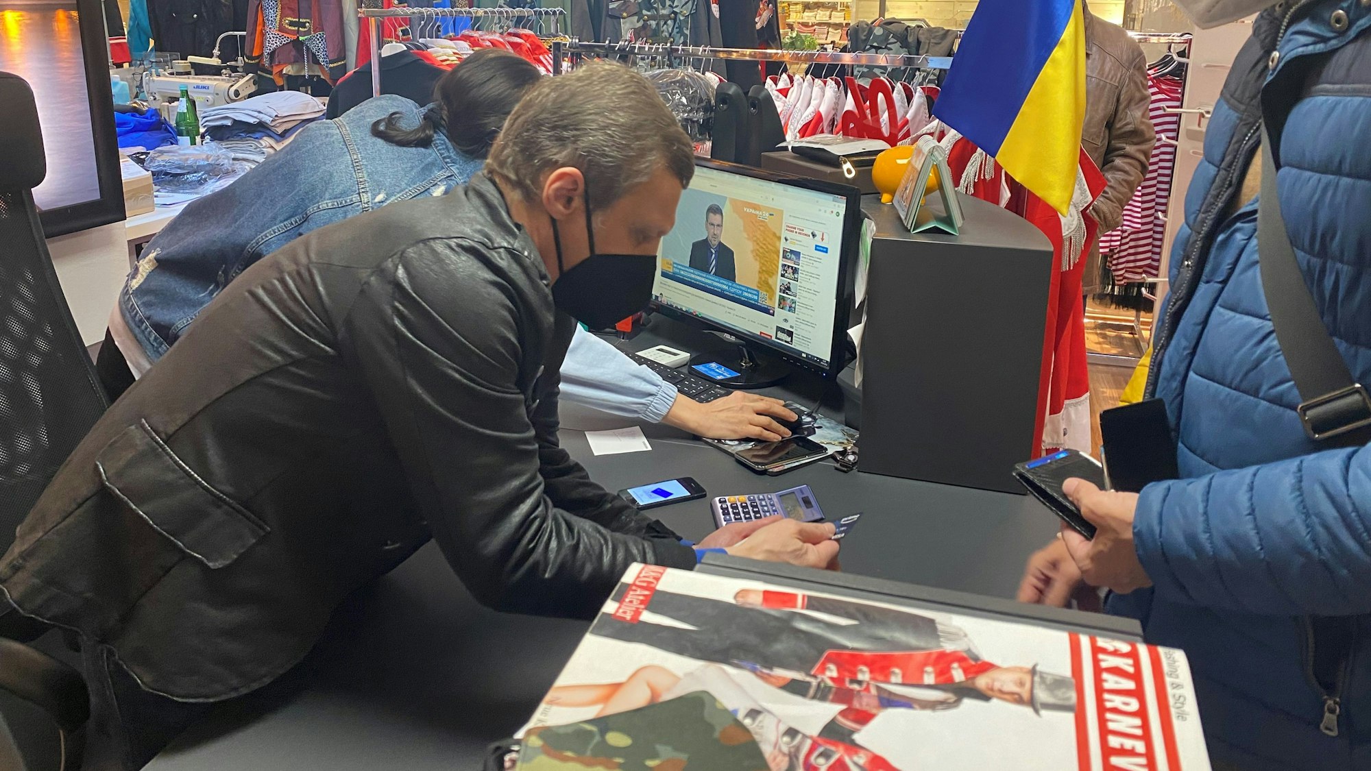 Michail Varshavskyy lebt als Ukrainer in Köln, hier in seinem Laden auf der Breite Straße.