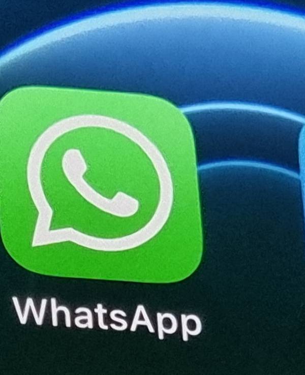 Das grün-weiße WhatsApp-Logo auf einem Smartphone-Bildschirm.