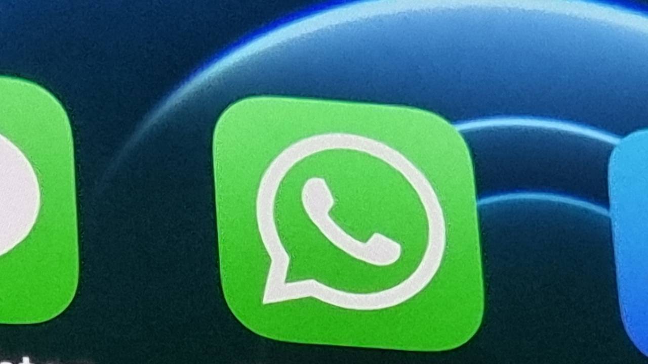 Das grün-weiße WhatsApp-Logo auf einem Smartphone-Bildschirm.