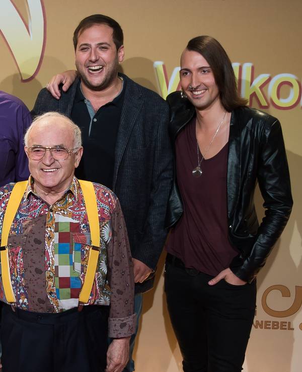 „Bares für Rares“-Händler: Elke Velten-Tönnies (l-r), Walter Lehnertz, Ludwig Hofmaier, Julian Schmitz-Avila und Fabian Kahl kennt das ZDF-Publikum von „Bares für Rares“. Doch wie heißen eigentlich die anderen Händlerinnen und Händler? Das Foto ist vom 30. September 2017.
