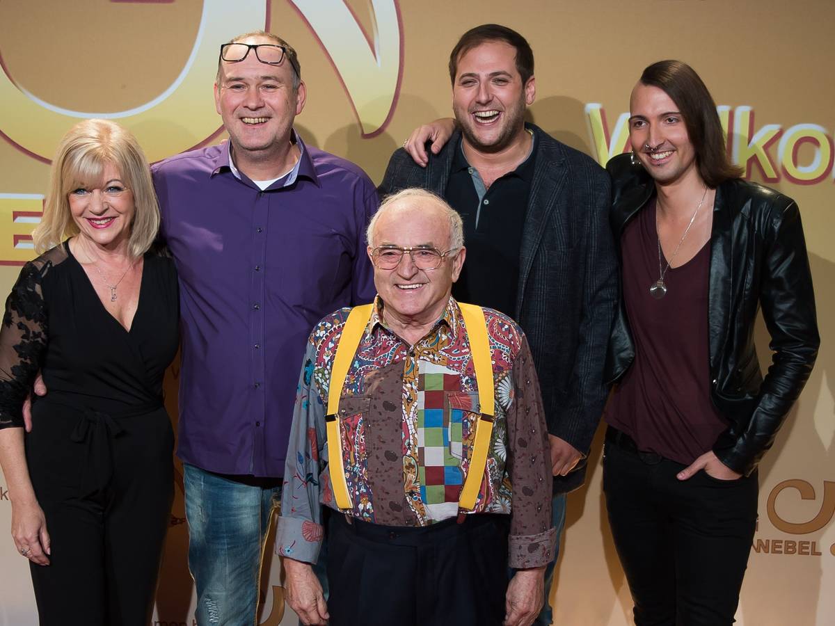 „Bares für Rares“-Händler: Elke Velten-Tönnies (l-r), Walter Lehnertz, Ludwig Hofmaier, Julian Schmitz-Avila und Fabian Kahl kennt das ZDF-Publikum von „Bares für Rares“. Doch wie heißen eigentlich die anderen Händlerinnen und Händler? Das Foto ist vom 30. September 2017.